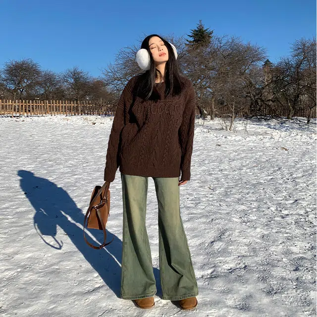 周淼 粗针绞麻花绣字母套头毛衣 女款