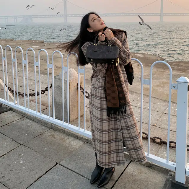 周淼 羊毛双面呢格纹牛角扣直筒毛呢大衣 女款