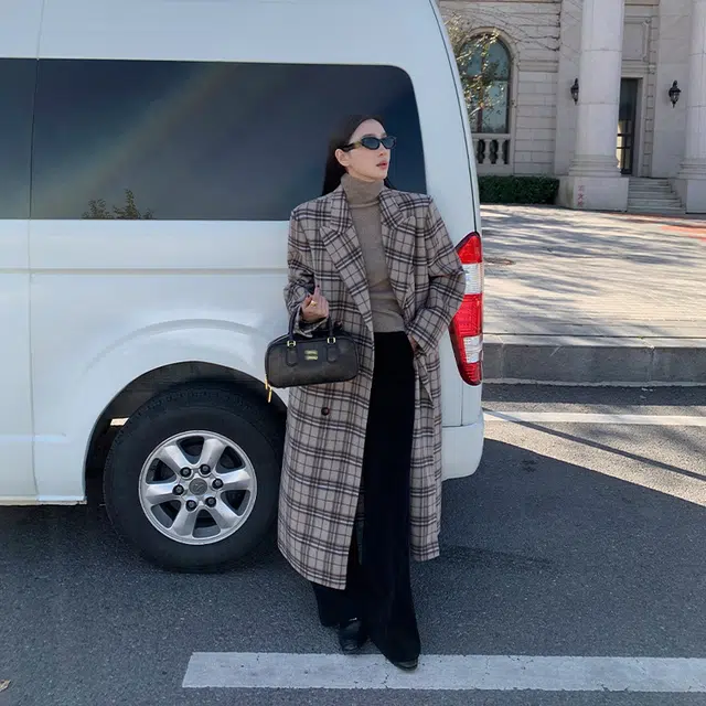 周淼 羊毛双面呢格纹牛角扣直筒毛呢大衣 女款
