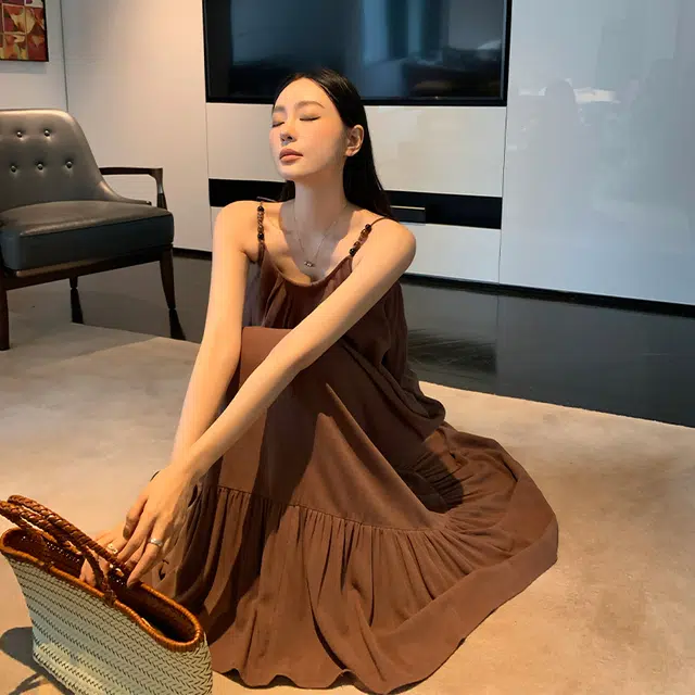 周淼 法式纯色套头长款串珠肩带压褶吊带连衣裙 女款