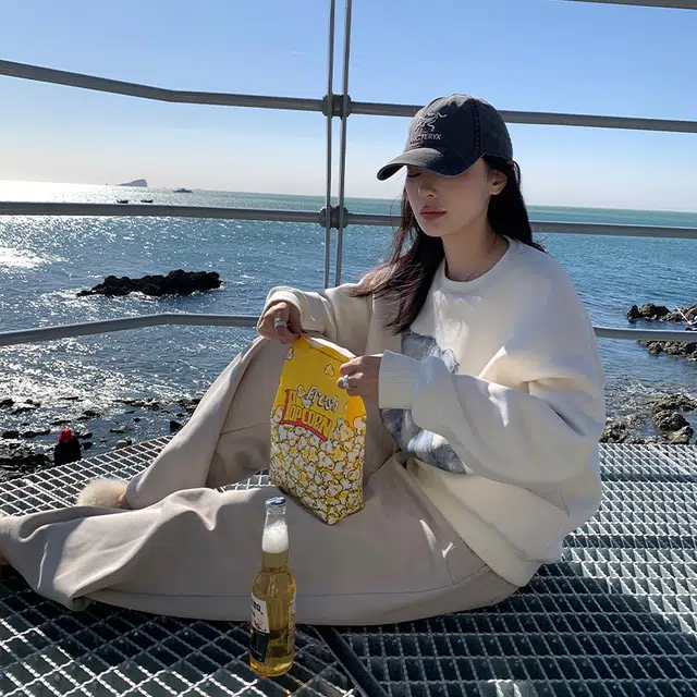 周淼 手绘小熊印花加厚加绒宽松圆领套头卫衣 女款
