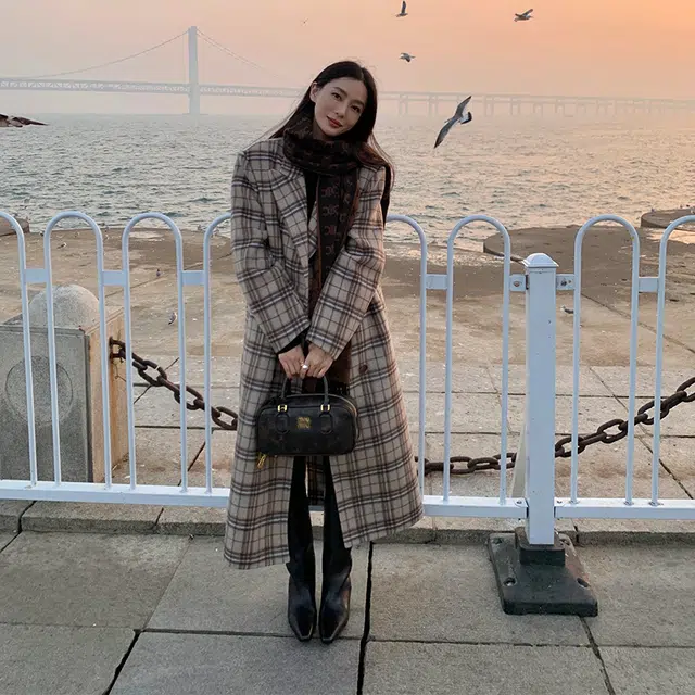 周淼 羊毛双面呢格纹牛角扣直筒毛呢大衣 女款