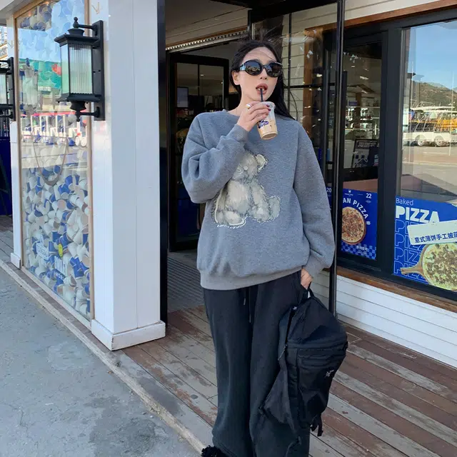 周淼 手绘小熊印花加厚加绒宽松圆领套头卫衣 女款