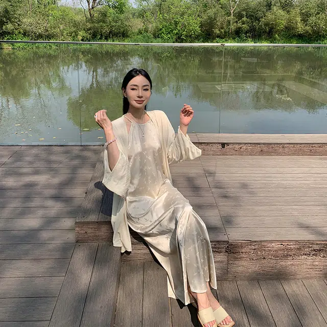 周淼 通勤简约纯色圆领中长款长袖针织衫 女款