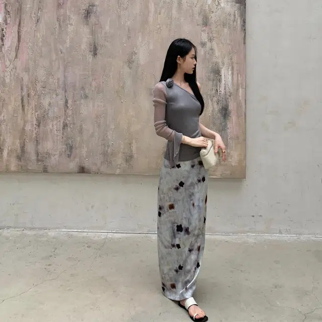 周淼 短款斜肩 手工玫瑰花朵网纱袖银丝针织衫 女款