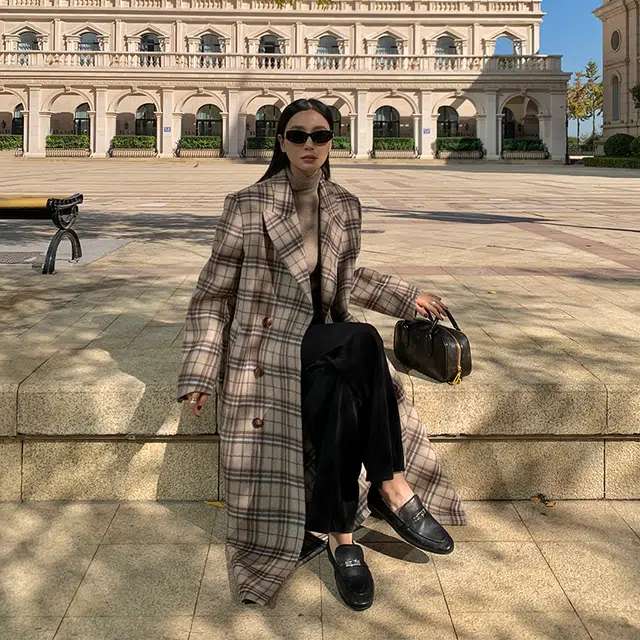 周淼 羊毛双面呢格纹牛角扣直筒毛呢大衣 女款