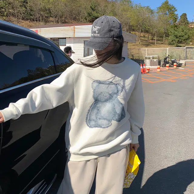 周淼 手绘小熊印花加厚加绒宽松圆领套头卫衣 女款