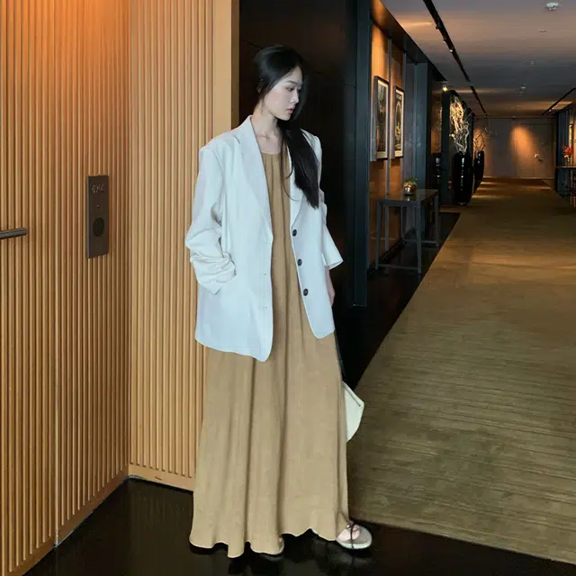 周淼 纯色简约休闲舒适吊带连衣裙 女款