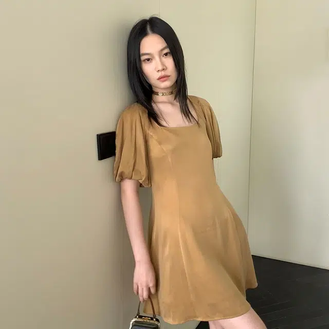 周淼 纯色方领泡泡短袖连衣裙