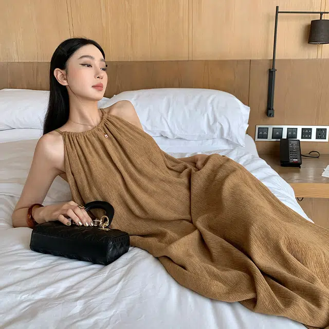 周淼 纯色简约休闲舒适吊带连衣裙 女款