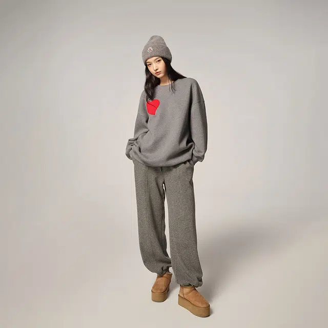 周淼 毛巾绣爱心图案加绒圆领卫衣 女款