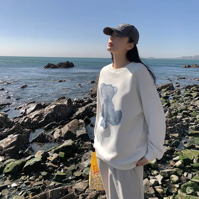 周淼 手绘小熊印花加厚加绒宽松圆领套头卫衣 女款