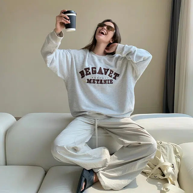 周淼 假口袋收褶通勤中腰薄款直筒休闲裤 女款