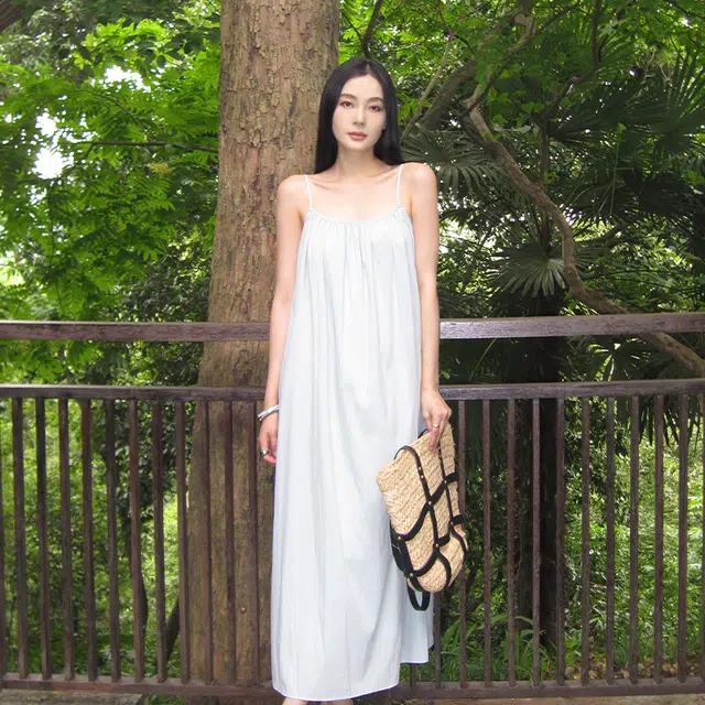 周淼 法式凉感莱赛尔混纺极简宽松吊带长裙 女 夏