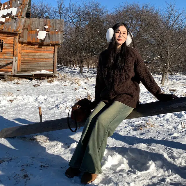 周淼 粗针绞麻花绣字母套头毛衣 女款