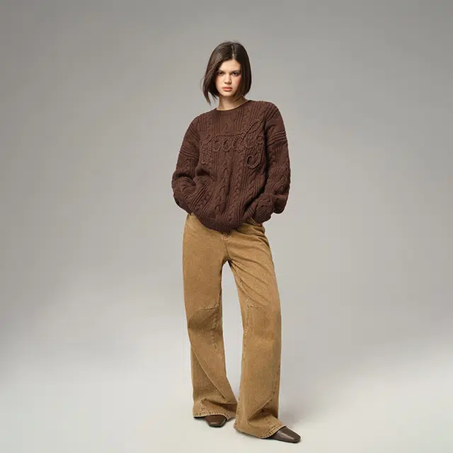 周淼 粗针绞麻花绣字母套头毛衣 女款