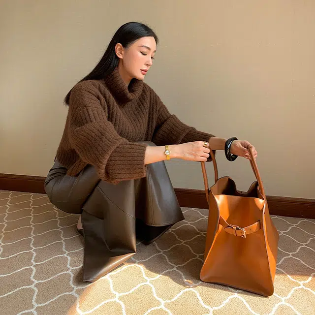 周淼 纯色坑条高领宽松落肩短款毛衣 女款