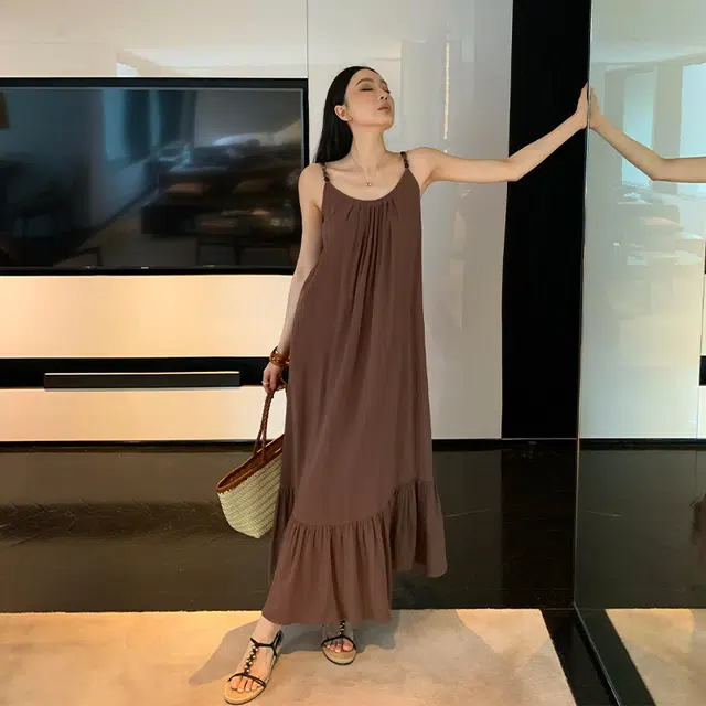 周淼 法式纯色套头长款串珠肩带压褶吊带连衣裙 女款