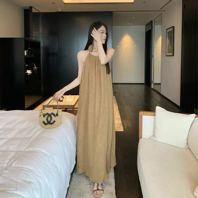 周淼 纯色简约休闲舒适吊带连衣裙 女款
