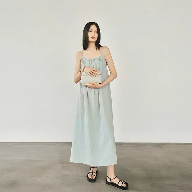 周淼 法式凉感莱赛尔混纺极简宽松吊带长裙 女 夏