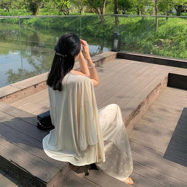 周淼 通勤简约纯色圆领中长款长袖针织衫 女款