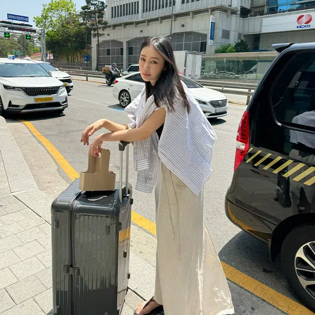 周淼 简约翻领单排扣长袖衬衫 女款