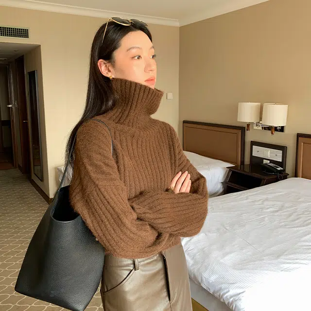 周淼 纯色坑条高领宽松落肩短款毛衣 女款