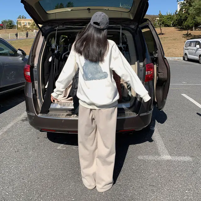 周淼 手绘小熊印花加厚加绒宽松圆领套头卫衣 女款