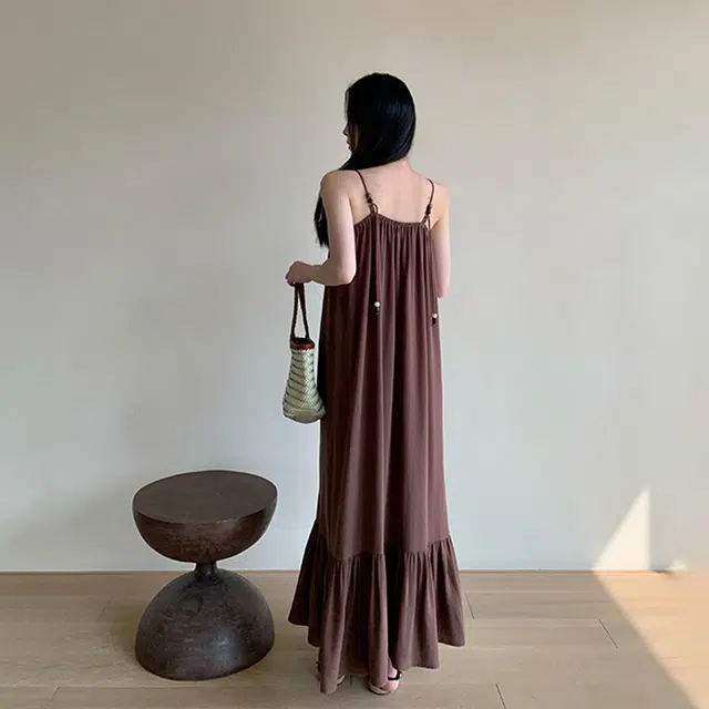 周淼 法式纯色套头长款串珠肩带压褶吊带连衣裙 女款