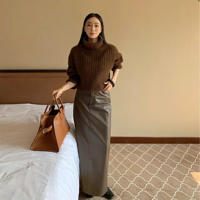 周淼 纯色坑条高领宽松落肩短款毛衣 女款