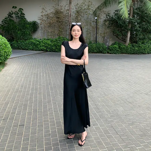 周淼 光泽缎面斜裁包肩袖短袖连衣裙 女款
