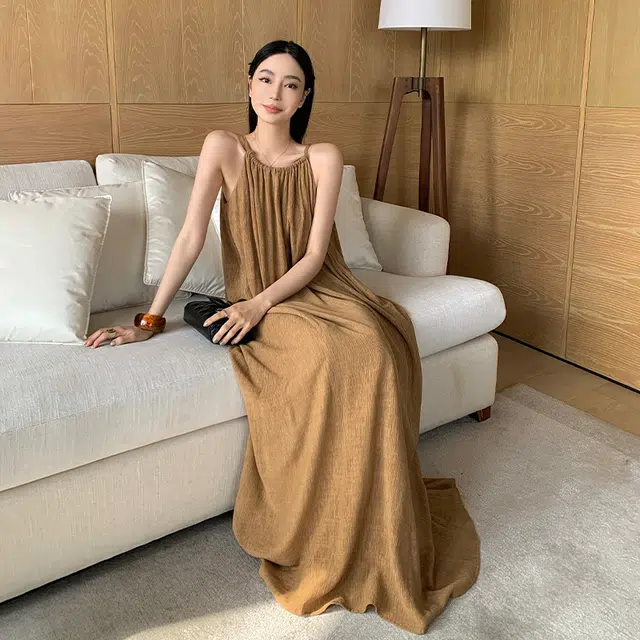 周淼 纯色简约休闲舒适吊带连衣裙 女款