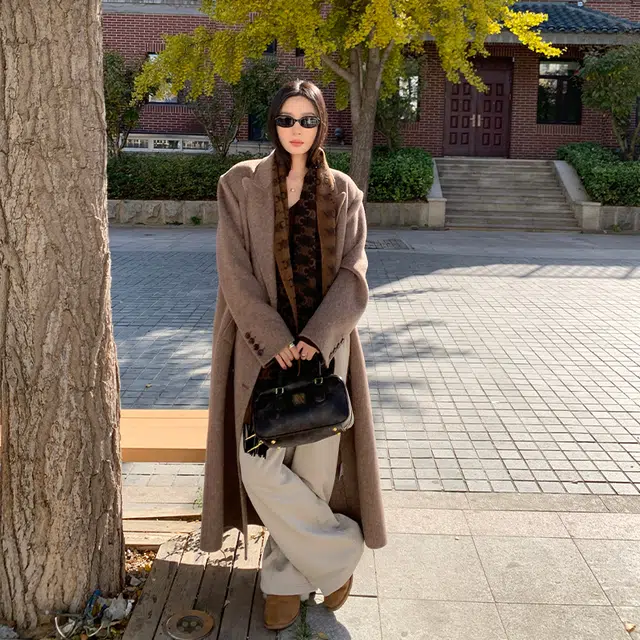 周淼 羊毛双面呢格纹牛角扣直筒毛呢大衣 女款
