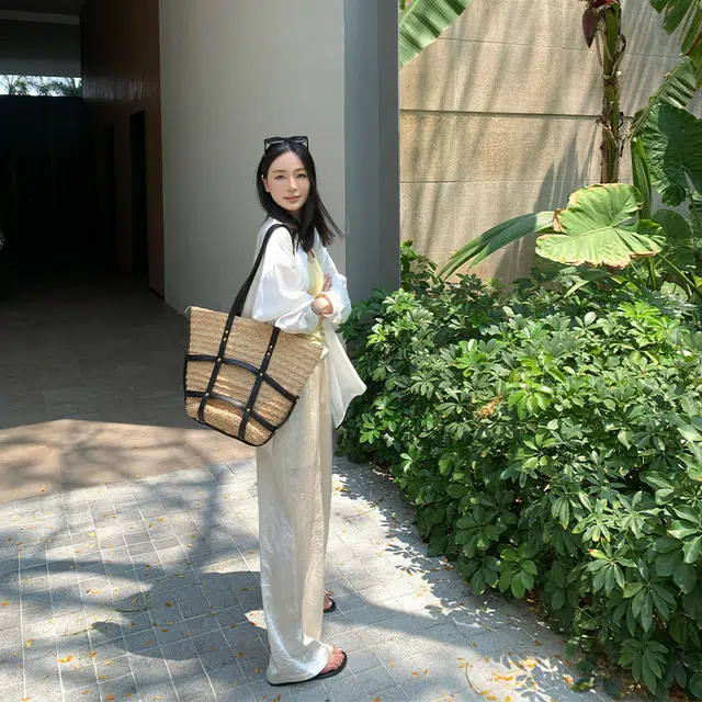 周淼 纯色方领纽扣长袖衬衫 女款