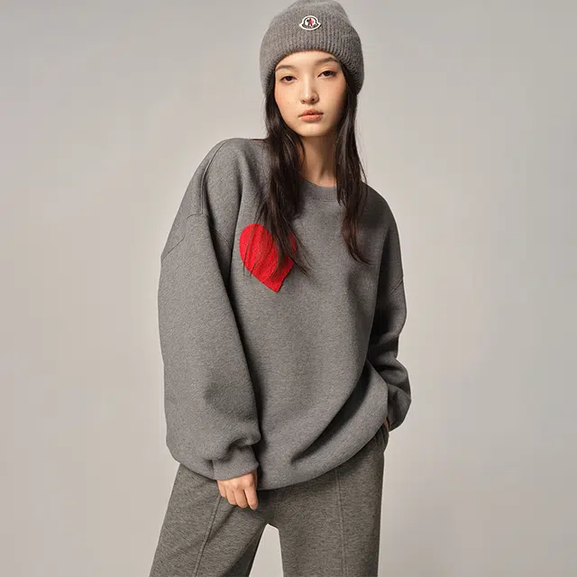 周淼 毛巾绣爱心图案加绒圆领卫衣 女款