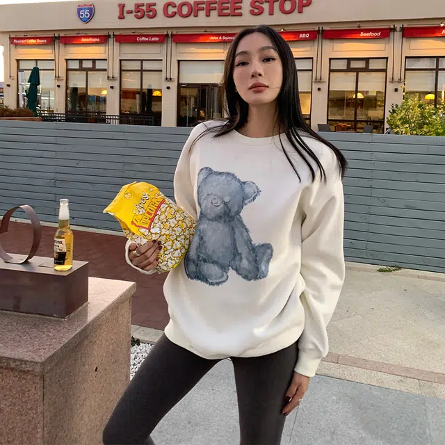 周淼 手绘小熊印花加厚加绒宽松圆领套头卫衣 女款