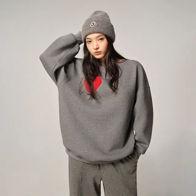 周淼 毛巾绣爱心图案加绒圆领卫衣 女款