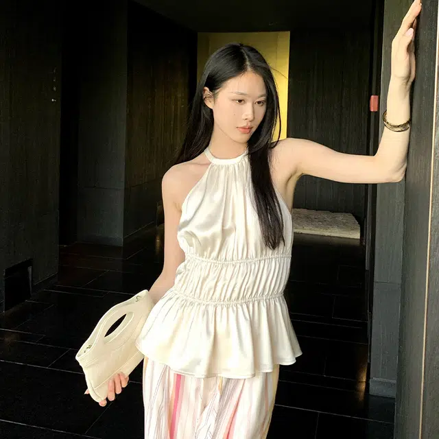 周淼 简约纯色套头修身抽皱挂脖背心 女款