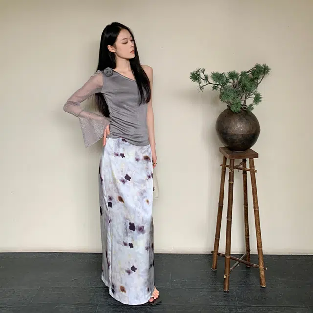 周淼 短款斜肩 手工玫瑰花朵网纱袖银丝针织衫 女款