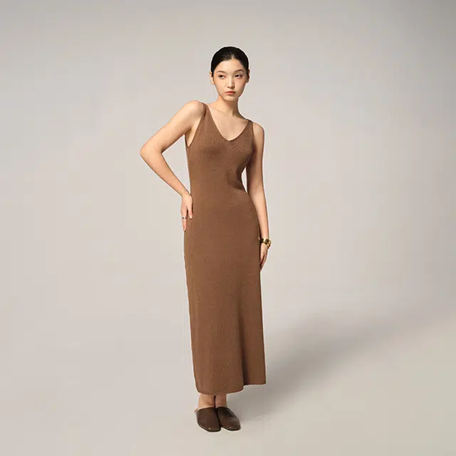 周淼 宽松舒适细腻慵懒针织吊带连衣裙 女款