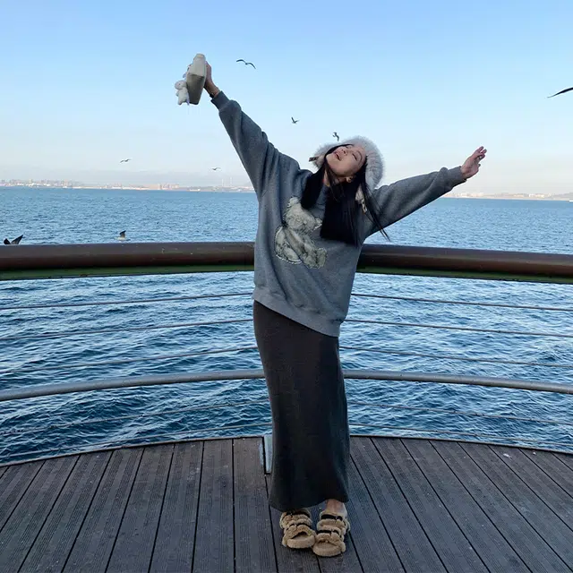 周淼 手绘小熊印花加厚加绒宽松圆领套头卫衣 女款