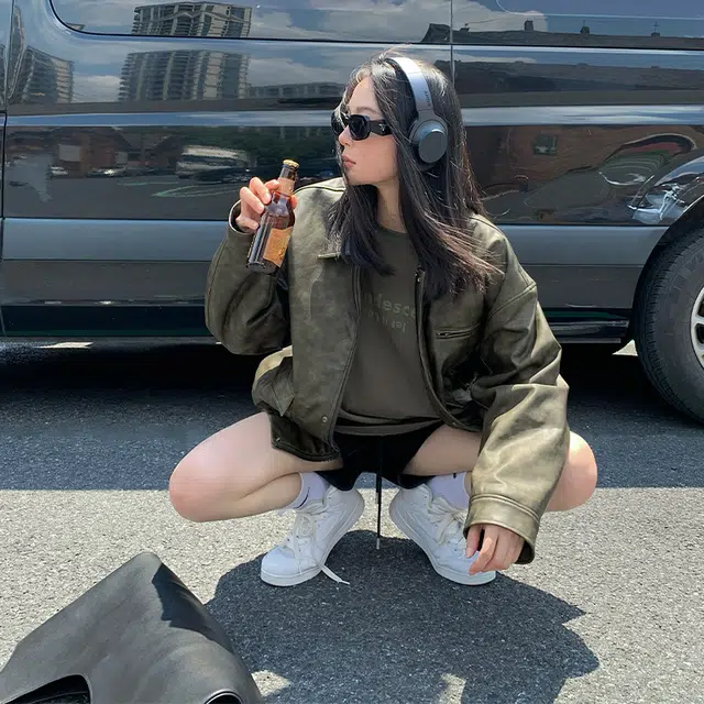 周淼 复古水洗纹理休闲宽松机车皮衣外套 女款