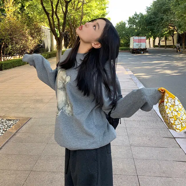 周淼 手绘小熊印花加厚加绒宽松圆领套头卫衣 女款