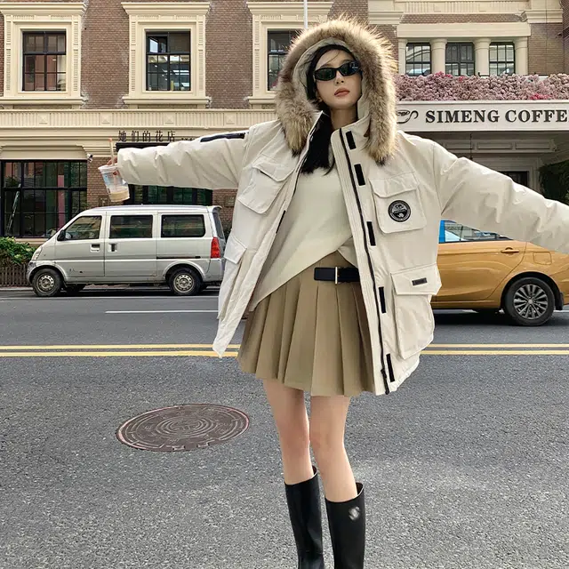 周淼 貉子工装派克加厚连帽外套羽绒服 女款