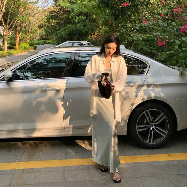 周淼 纯色方领纽扣长袖衬衫 女款