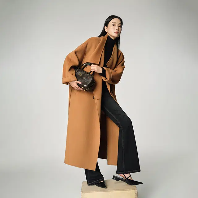 周淼 纯色高腰修身微喇叭牛仔裤 女款 黑色