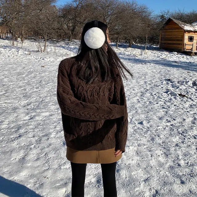 周淼 粗针绞麻花绣字母套头毛衣 女款