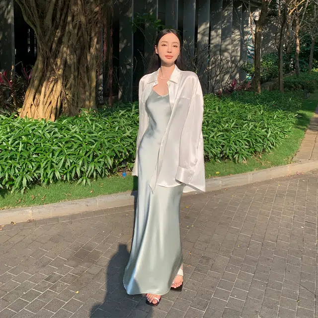 周淼 纯色方领纽扣长袖衬衫 女款