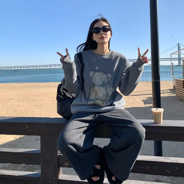 周淼 手绘小熊印花加厚加绒宽松圆领套头卫衣 女款