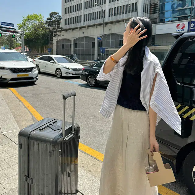 周淼 简约翻领单排扣长袖衬衫 女款